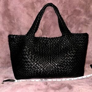 Falor genuine Italian leather bag, in the color black.